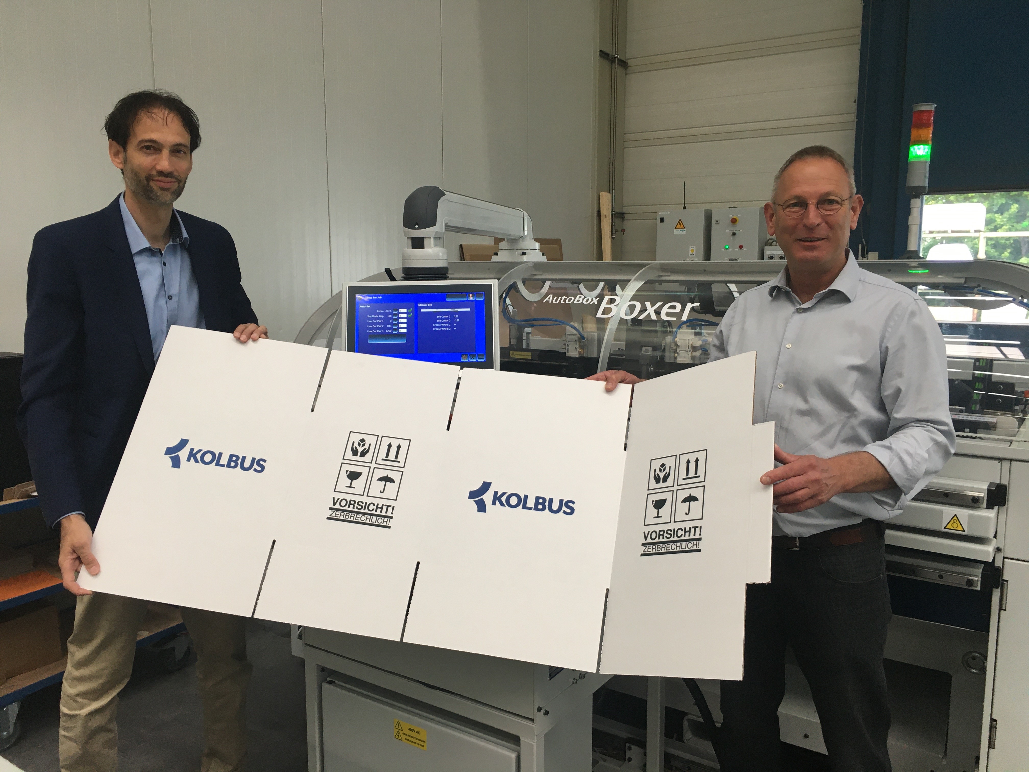 Gerard van den Hoven Sales Adkow (rechts) samen met Henning Meier (Sales Director Kolbus) voor de Kolbus Autobox 